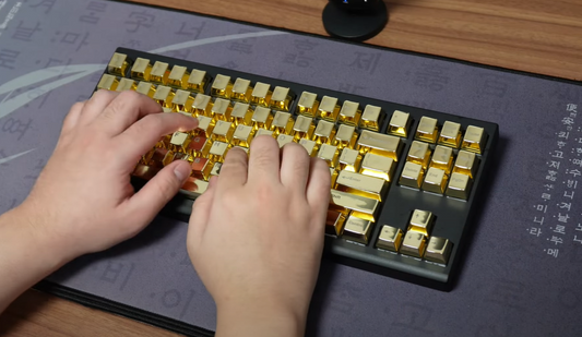 Exploring the Differences: Plastic vs. Metal Mechanical Keyboards and Their Impact on Performance